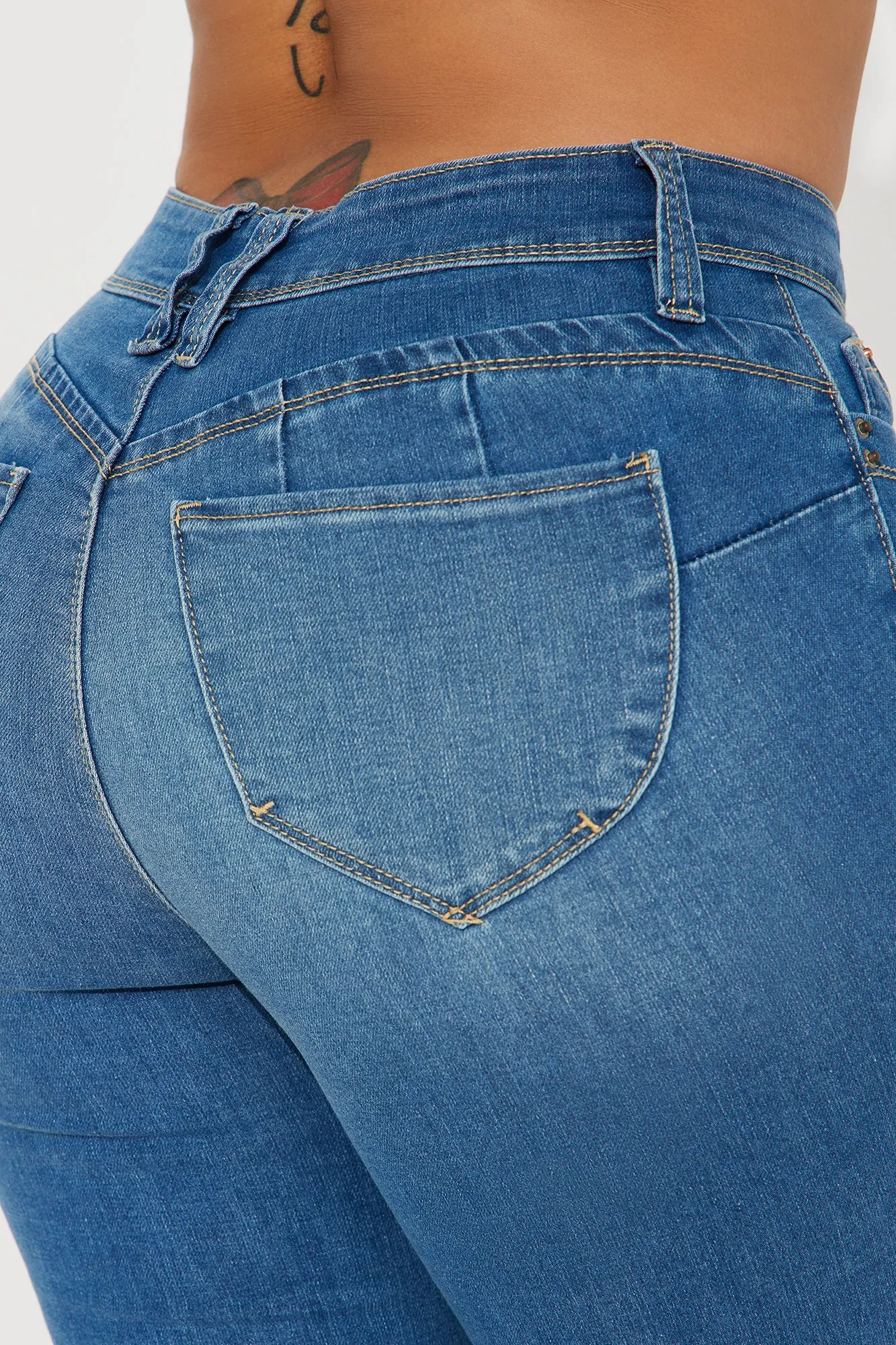 All That Booty Lifting Crop Jean - Medium Wash