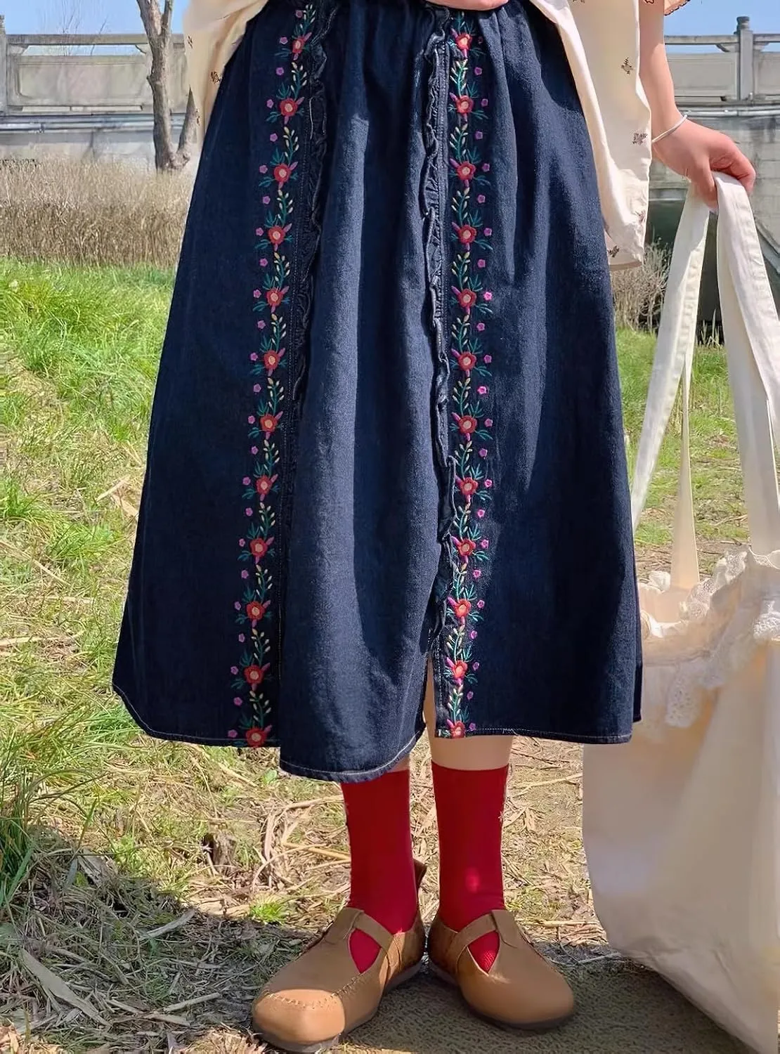 chouyatou Women's Floral Embroidered Elastic Waist Jean Skirt A Line Flared Denim Midi Skirt with Pockets
